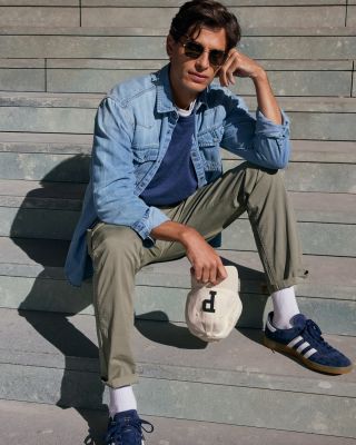 Uvolněná elegance pro každodenní styl. Kombinace denimu, kvalitních basic kousků a klasických střihů vytváří outfit, který...