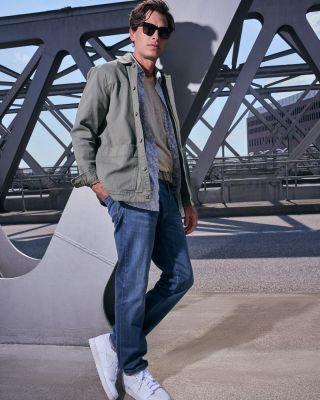 Khaki bunda, vzorovaná košile, basic tričko, džíny a bílé sneakers = outfit, co tě nezklame.👕👖👟 Stylový základ pro každý...