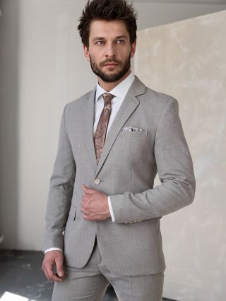 ✨ Svatební elegance pro horké letní dny ✨ Lehký světle šedý oblek, perfektně padnoucí střih a jemné detaily, které z vás...