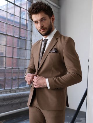🤎 Moderní elegance v hnědém odstínu 🤎 Dokonale padnoucí oblek v teplé hnědé barvě s precizním střihem, doplněný bílou...