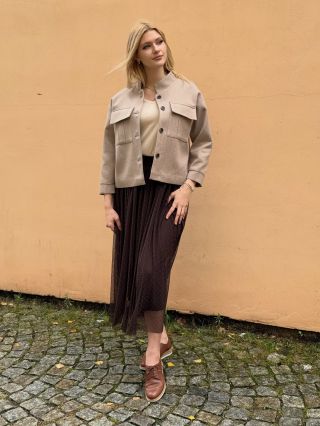 🤎 Jemná kombinace béžové a čokoládové. Lehká sukně, pohodlná bunda a ženský, nadčasový styl. N A R I #damskamoda...