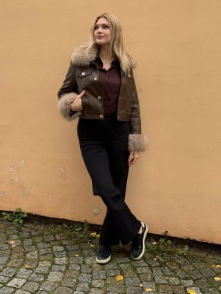 🤎 Luxusní kombinace hřejivých detailů a elegantního střihu. Kožený kabátek s kožešinou dodá outfitu šmrnc i v chladných...